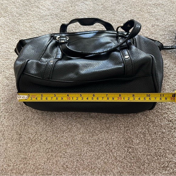 Dana Buchman y2k black leather handbag with crossbody strap red interior - Picture 9 of 10